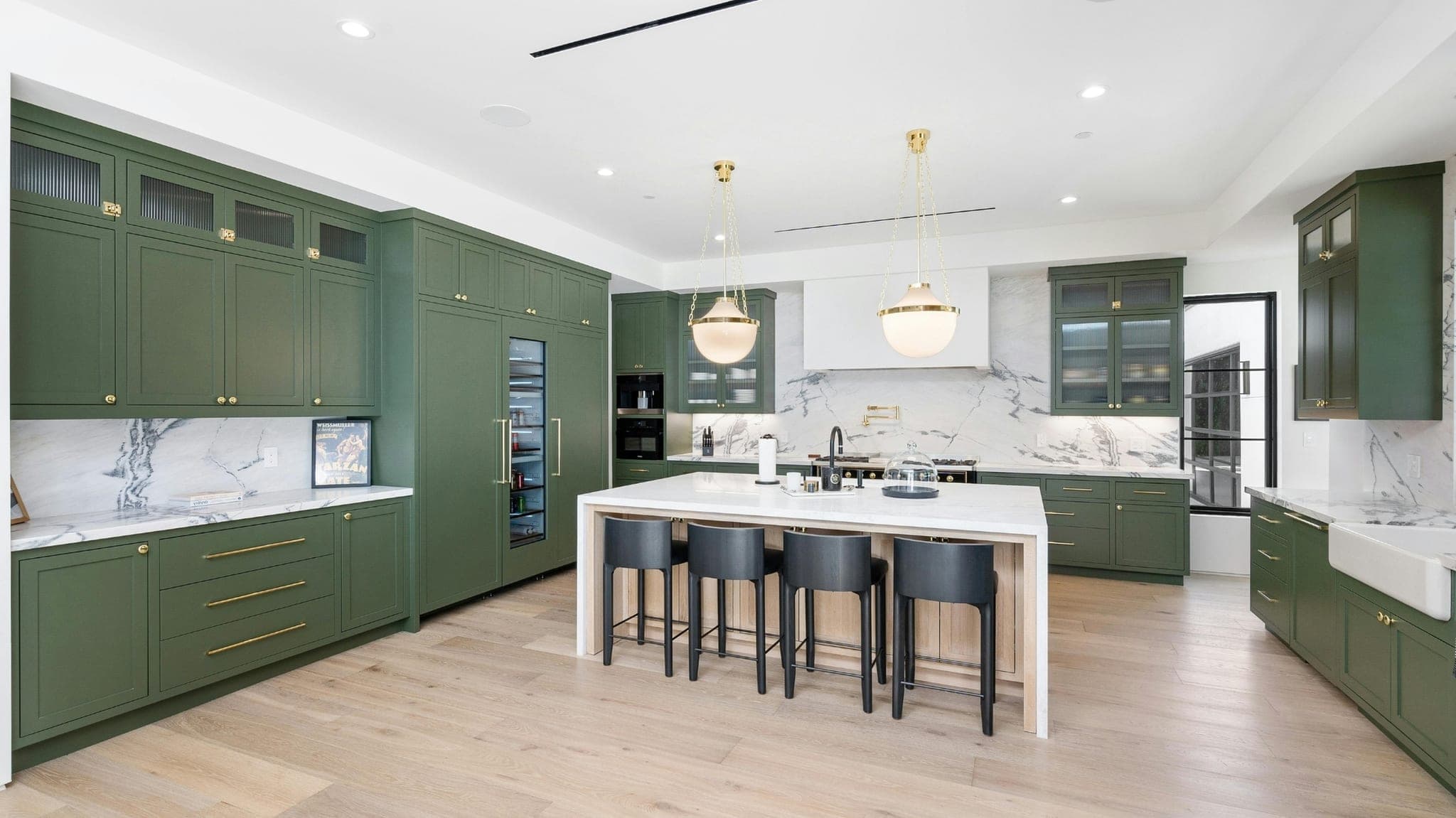 Cocina de lujo remodelada con acabados premium