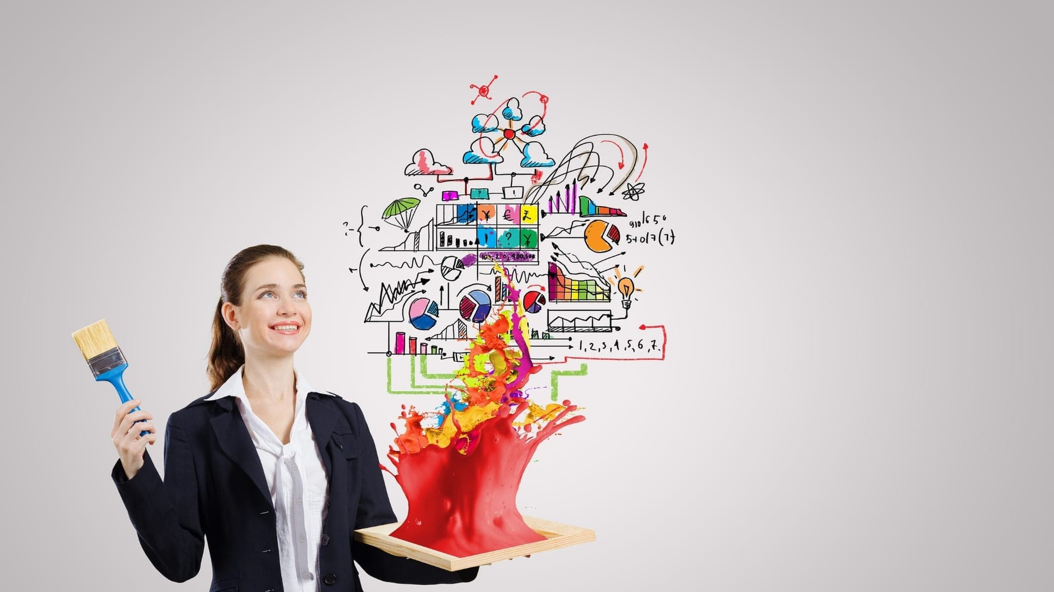 Especialista sonriente con pincel junto a gráficas creativas de estrategia y negocio